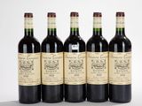 six bouteilles de vin sont alignées sur une surface blanche