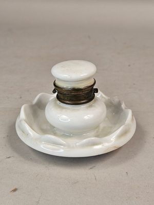 Encrier en porcelaine émaillée blanche, monture en bronze et…