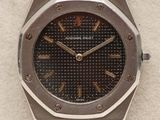 une image d'un gros plan d'une montre sur une surface blanche