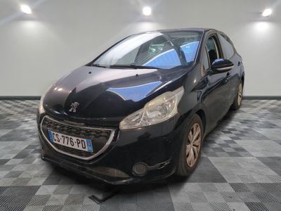 la petite voiture noire est garée dans le garage sur un sol en damier