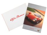 un livre sur lequel figure l'image d'une voiture de sport rouge