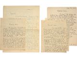 trois vieux papiers couverts d'écriture, empilés les uns sur les autres