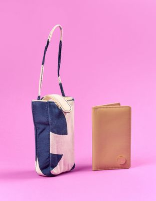 un sac à main et un portefeuille sur fond rose
