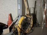 un tuyau jaune posé sur un chariot dans un garage
