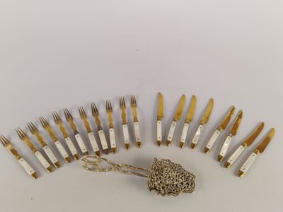 un assortiment de fourchettes et de cuillères est disposé sur une surface blanche