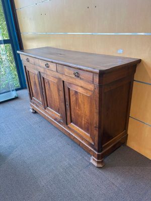 un meuble en bois dans le coin d'une pièce