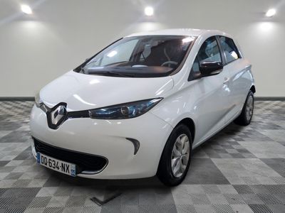 la photo d'une voiture blanche garée dans un garage