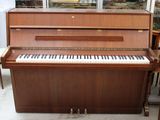 un piano posé au milieu d'une pièce
