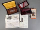 un grand nombre d'objets posés sur une table