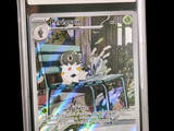 gros plan d'une carte pokemon dans un étui en plastique