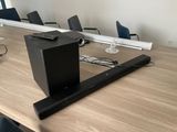 une barre de son posée sur une table en bois