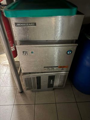 une image d'une cuisine avec une cuisinière et une poubelle