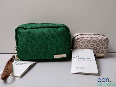 un petit sac vert et un petit sac marron posés sur une table