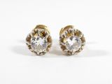 une paire de boucles d'oreilles en or et diamants sur fond blanc