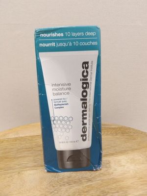 un gros plan sur un tube de crème intensive Deroxia posé sur une table