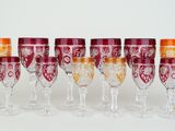 Plusieurs verres à vin sont alignés sur une surface blanche