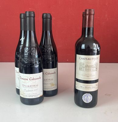 plusieurs bouteilles de vin sont alignées sur une table