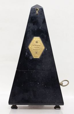 MAELZEL Métronome en bois laqué noir.