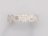 une bague en or blanc et diamants