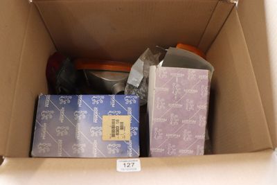 une boîte en carton remplie d'objets hétéroclites