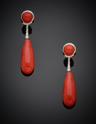 une paire de boucles d'oreilles en corail et diamants