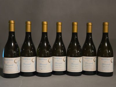 six bouteilles de vin sont alignées sur une table