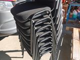 beaucoup de chaises empilées dans un garage