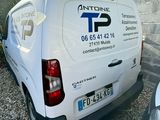 une camionnette blanche garée sur le bord de la route
