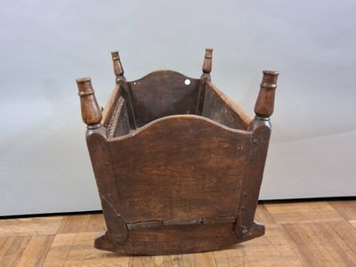 Berceau breton en châtaigner, à décor de fleurs et feuillage…