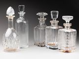 un grand nombre de bouteilles en verre posées sur une table