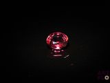 gros plan d'un diamant rose sur une surface noire