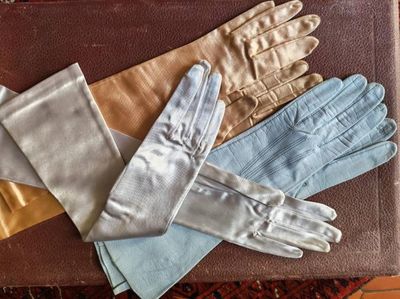 Trois paires de longs gants de soirée, deux en satin, une de peau bleu