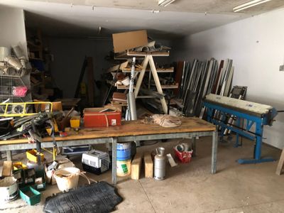 En un lot : ensemble de matériel et stock divers contenu dan… - Photo 1