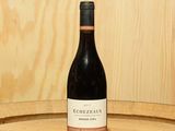 une bouteille de vin posée sur un tonneau
