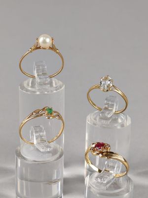 Lot de quatre BAGUES en or jaune (750/°°°) de TDD 53,5 : - B…