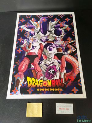 L'affiche de Dragon Ball est exposée dans un cadre noir.