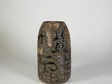 un vase orné d'un motif sur le côté
