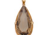 un grand pendentif en forme de larme en quartz fumé, monté sur une chaîne en or