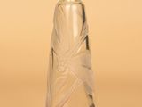 une petite bouteille en verre contenant un liquide