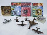 tout un tas de petits avions miniatures posés sur une table