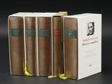 trois livres sont empilés sur une table