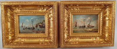 une paire de peintures à l'huile représentant des bateaux, dans un cadre doré, accrochées au mur