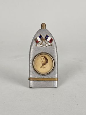 une vieille photo d'un homme tenant une médaille dans la main