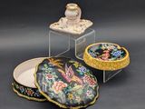 trois petites boîtes ornées de motifs décoratifs, posées sur une table