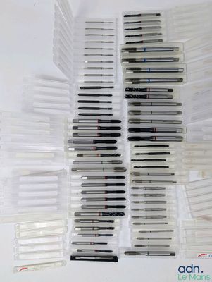beaucoup de ciseaux qui traînent sur la table