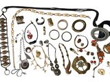 de nombreux types de bijoux sur fond blanc