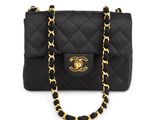 un sac à bandoulière matelassé noir de Chanel avec des finitions dorées