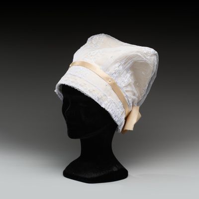 chapeau en dentelle blanche et en soie, orné d'un nœud