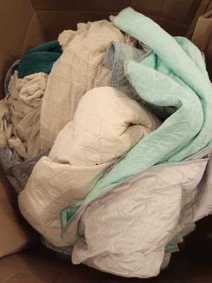 une boîte en carton remplie de nombreux vêtements