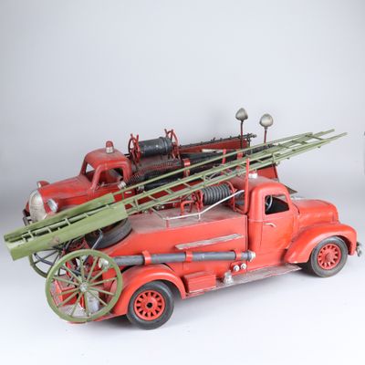 un camion de pompiers rouge avec tout un tas d'arbres à l'arrière
